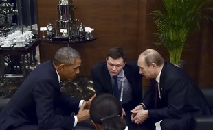 Le président américain, Barack Obama (G), discute avec son homologue russe, Vladimir Poutine (D), en aparté lors du sommet du G20 à Antalya (Turquie), le 15 novembre 2015.