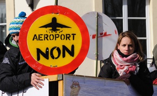 Des opposants au projet d'aéroport de Notre-Dame-des-Landes lors d'une manifestation à Nantes, le 22 février 2014.