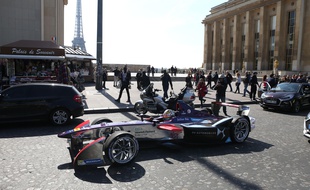 Jean-Eric Vergne au volant de sa DSV-01 devant le Trocadéro à Paris.