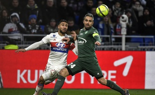 Les capitaines de l'OL et de l'ASSE, Nabil Fekir et Loïc Perrin, ici au duel lors du précédent derby, en février à Décines (1-1).