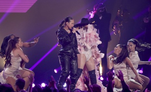 Alicia Keys et Jennifer Lopez aux Grammy Awards, le 10 février 2019.