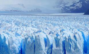La multitude de séracs donne l’impression que la surface du glacier glacier Perito Moreno, en Patagonie, est recouverte d’écailles de dragon