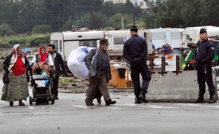 "Ca c'est la vie, tous les jours c'est comme ça", lance Angelica, Rom de 22 ans, carte d'identité à la main alors que des policiers circulent entre les caravanes installées sur un terrain à Croix (Nord) depuis l'évacuation mercredi du plus grand campement de Roms de la métropole lilloise