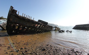 Illustration d'un cimetière de bateaux, ici sur les bords de Rance, en Ille-et-Vilaine.