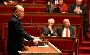 Le ministre de l'Intérieur Bernard Cazeneuve s'exprime à la tribune de l'Assemblée nationale avant le vote de la prolongation pour trois mois de l'état d'urgence, à Paris, le 16 février 2016
