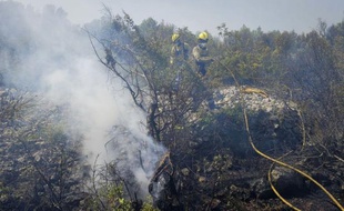 Le gigantesque incendie qui fait rage depuis dimanche dans le nord-est de l'Espagne, près de la frontière française, et a fait quatre morts dont trois Français, était toujours actif mardi matin, a indiqué à l'AFP une porte-parole des pompiers de Catalogne.