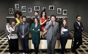 Stéfi Celma, Nicolas Maury, Laure Calamy, Liliane Rovere, Grégory Montel, Camille Cottin, Thibault de Montalembert, Fanny Sidney, et Assaad Bouab sont les stars de la saison 3 de «Dix pour cent», qui remporte le prix de la meilleure série 4 52’ au Festival de la fiction TV de La Rochelle 2018.