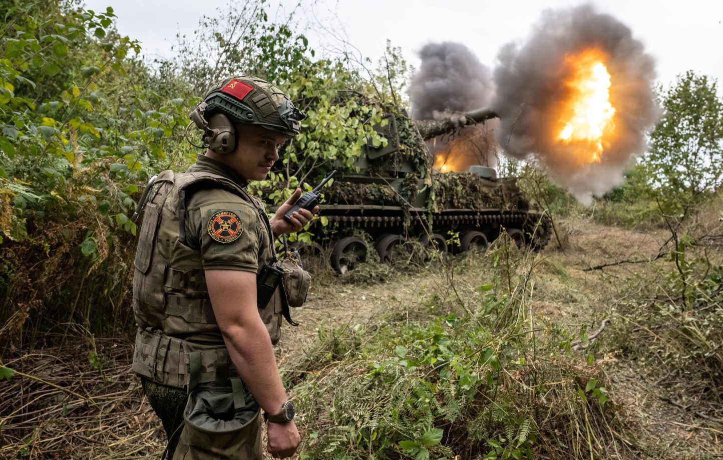 Des militaires russes du groupe d'artillerie combiné des forces spéciales Akhmat tirent un obusier automoteur 2S3 Akatsiya vers des positions ukrainiennes lors d'une mission dans la région de Koursk, en Russie (illustration).