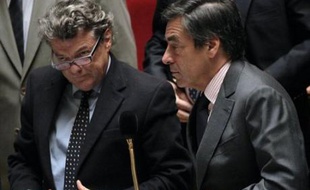 Le remaniement annoncé du gouvernement est devenu un véritable casse-tête pour Nicolas Sarkozy, qui repousse de semaine en semaine l'heure du choix -garder François Fillon ou nommer Jean-Louis Borloo-, accentuant d'autant la nervosité de la majorité à 18 mois de la présidentielle.