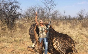 Tess Thompson Talley pose devant son «trophée de chasse», une girafe noire.