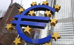 Le logo de l'euro devant la Banque centrale européenne (BCE), à Francfort