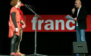 Nicolas Stoufflet, à droite, producteur de radio et un des animateurs de l'émission de radio de France Inter, le Jeu des 1.000 euros, s'adresse aux candidats, le 19 décembre lors de l'enregistrement de l'émission à la salle des Fêtes de Rosny- sous-Bois.