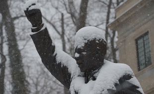 Une statue de Nelson Mandela recouverte par la neige devant l'ambassade d'Afrique du Sud à Washington, le 21 janvier 2014.