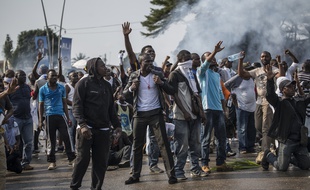 Des partisans de Jean Ping protestent après l'annonce de la réélection d'Omar Bongo, le 31 août à Libreville.