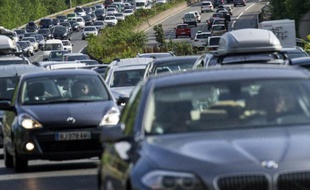 Vehicles drive in traffic jams during Samedi, vous allez perdre votre premier jour de vacances dans les bouchons, comme des millions de Français. Pas de quoi émouvoir Bison Fûté, rôdé à la gestion des journées classées "noires" dans son antre de Rosny-sous-Bois (Seine-Saint-Denis).