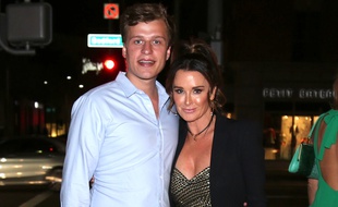 Conrad Hilton aux bras de Kyle Richards