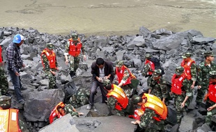 Les secours mobilisés en chine après l'immense glissement de terrain qui a fait au moins 5 morts et 120 disparus dans un village isolée du Sichuan le 24 juin 2017.