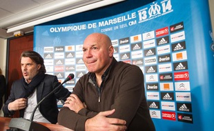 Le nouvel entraîneur de l'OM José Anigo (à droite), lors d'une conférence de presse à Marseille, le 9 décembre 2013.
