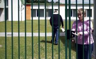 Mulhouse, le 18 mai 2009. Un mineur délinquant entre au centre éducatif fermé de Mulhouse après une condamnation.