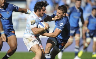 Le Castrais Antoine Dupont (à droite) tente de bloquer le Racingman Maxime Machenaud, lors d'un match de Top 14, le 24 septembre 2016 à Castres.