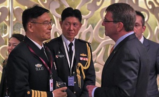 Sun Jianguo (g) un responsable de la Marine chinoise, discute avec le secrétaire américain à la Défense Ashton Carter (d) à Singapour le 30 mai 2015