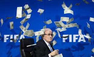 L'ancien président de la FIFA Joseph "Sepp" Blatter, se fait jeter de faux billets lors d'une conférence de presse le 20 juillet 2015 à Zurich