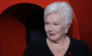 L'actrice et chanteuse française Line Renaud, photographiée le 2 mars 2015 à Paris lors de son arrivée au gala annuel du Sidaction.