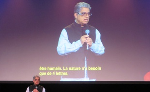 Deepak Chopra sur la scène du Grand Rex, à Paris, le 17 mai 2016.