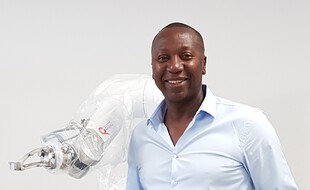 Bertin Nahum, et le robot que son entreprise a créé