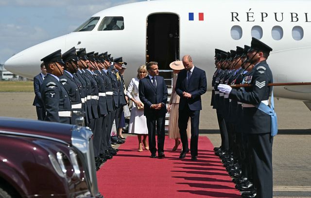 Emmanuel Macron et sa femme Brigitte ont été reçus à leur arrivée à la base aérienne de Northolt, dans l’ouest de Londres, par le prince héritier William et la princesse de Galles Kate pour une visite d’Etat de trois jours.
