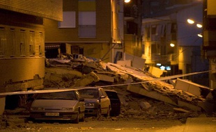 Des murs se sont effondrés sur des voitures garées dans la rue à Lorca (sud de l'Espagne), après un séisme de magnitude 5,3, mercredi 11 mai 2011