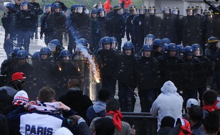 Les forces de l'ordre tentent de disperser des casseurs, le 13 mai 2013 au Trocadéro.