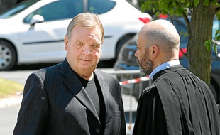 Guy Mollet, au côté de son avocat Julien Bensoussan.