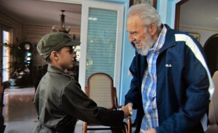Le président cubain Fidel Castro (d) et le jeune Marlon Mendez (L) dans la maison du vieux leader cubain le 16 août 2014 à La Havane