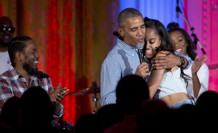 La président américain Barack Obama chante «Joyeux anniversaire» à sa fille aînée Malia à la Maison Blanche, à Washington, le 4 juillet 2016.