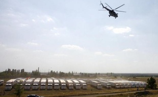 Un hélicoptère survole le convoi humanitaire russe près de Kamensk-Shakhtinsky le 14 août 2014