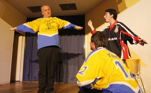 Les matchs d'impro réunissent deux équipes de joueurs et un arbitre.