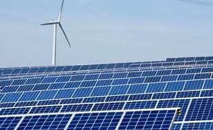 Le parc photovoltaïque d’Avignonet-Lauragais. Panneaux voltaïque et éolienne.