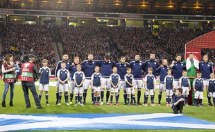 Les joueurs écossais attendent leur hymne avant le match contre la Lituanie le 8 octobre 2016.
