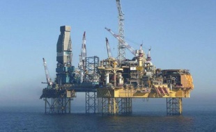 Greenpeace a annoncé vendredi qu'il comptait envoyer samedi un navire de recherches sur la plateforme en mer du Nord où le groupe pétrolier français Total tente de colmater une importante fuite de gaz.