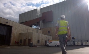 La centrale de cogénération biomasse exploitée par Dalkia fournit une partie du chauffage et de l'électricité de Rennes grâce au bois.