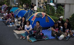 Le gouvernement thaïlandais appelle jeudi la police à arrêter les meneurs des manifestants qui ont menacé de "capturer" la Première ministre, Yingluck Shinawatra, et bloqué une partie du centre de Bangkok lors d'une opération de "paralysie" qui semble s'essouffler.