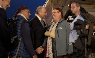 Le ministre des Affaires étrangères Laurent Fabius accueille à Roissy le 30 avril 2015 des réscapés du séisme au Népal
