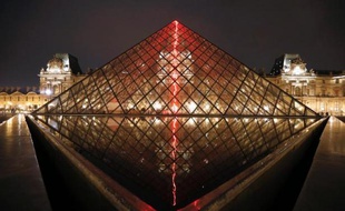 "Sous le plus grand chapiteau du monde", installation de l'artiste Claude Lévêque sous la pyramide du Louvre, le soir du 2 avril 2014