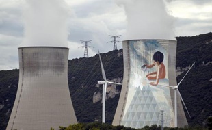 Des militants de Greenpeace décidés à illustrer les failles de la sécurité des installations nucléaires ont réussi lundi à s'introduire dans deux centrale, à Nogent-sur-Seine (Aube) et Cruas (Ardèche), déjouant la surveillance pendant près de 14 heures.