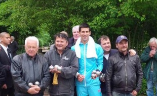 Novak Djokovic s'essaie à la pétanque le 27 mai 2014.