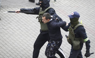Une arrestation à Minsk lors de la manifestation du 8 novembre.