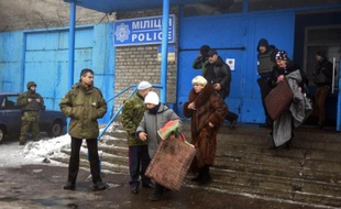 Des habitants qui vont quitter en bus la ville de Debaltseve emmènent quelques affaires, le 30 janvier 2015 dans l'Est de l'Ukraine