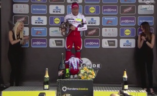 Alexander Kristoff et son fils sur le podium du Tour des Flandres, le 5 avril 2015 à Audenarde.