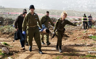 Un Palestinien, blessé par balles par les forces de sécurité après une attaque, évacué de Tekoa, au sud de Jérusalem, le 18 janvier 2016
